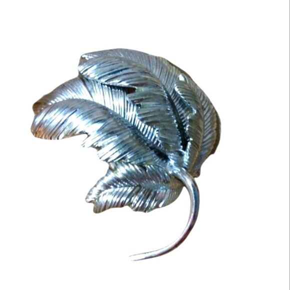Floating feather silver brooch‎